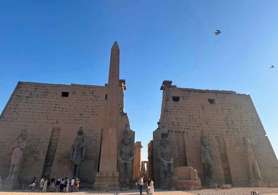 جانب من إقبال السائحين بمعبد الأقصر جانب من إقبال السائحين بمعبد الأقصر
