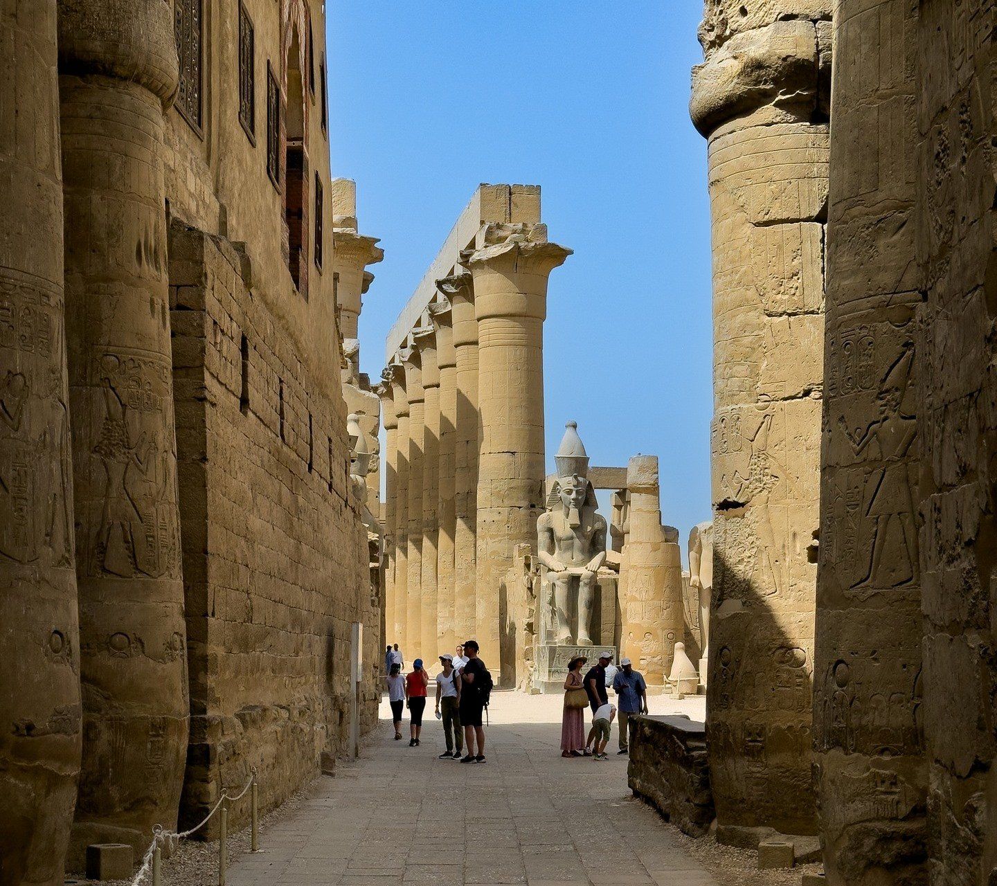التوافد السياحى فى معبد الأقصر التوافد السياحى فى معبد الأقصر