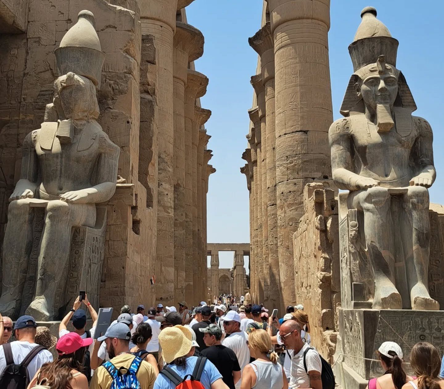 أفواج مبهجة فى معابد الأقصر أفواج مبهجة فى معابد الأقصر