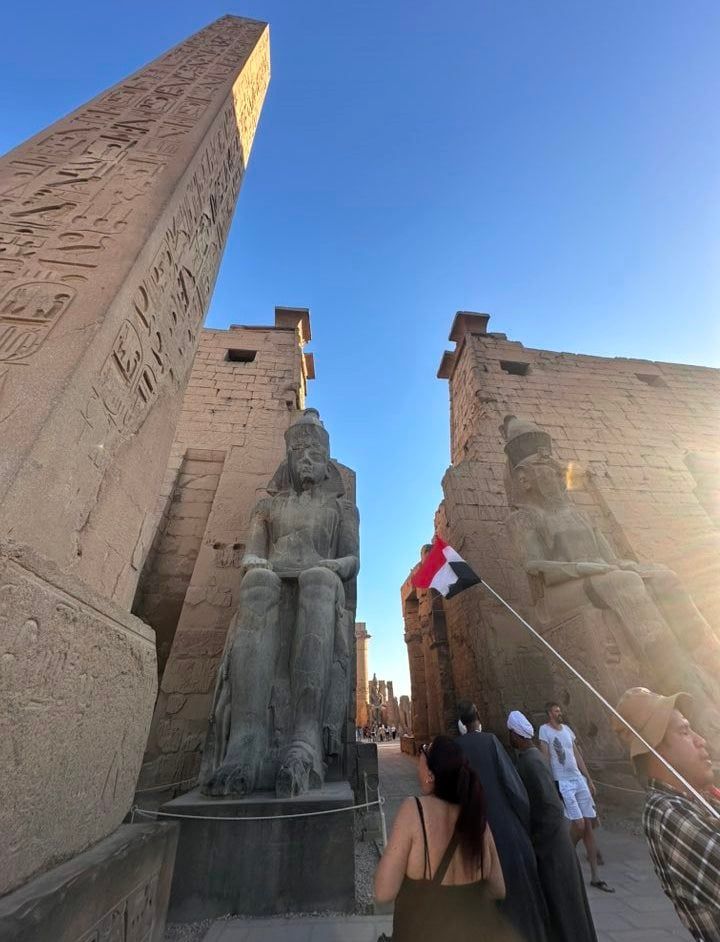 السياح يستمتعون فى معابد الأقصر يومياً السياح يستمتعون فى معابد الأقصر يومياً