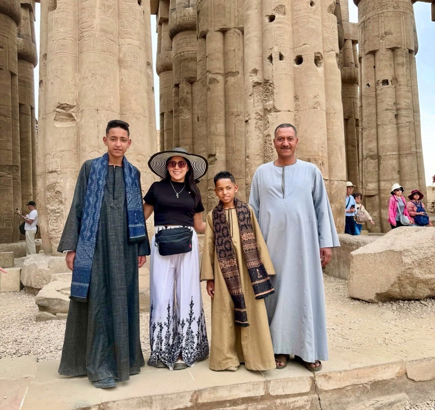 أجنبية تلتقط صور تذكارية مع مواطنين بالجلبات الصعيدي أجنبية تلتقط صور تذكارية مع مواطنين بالجلبات الصعيدي