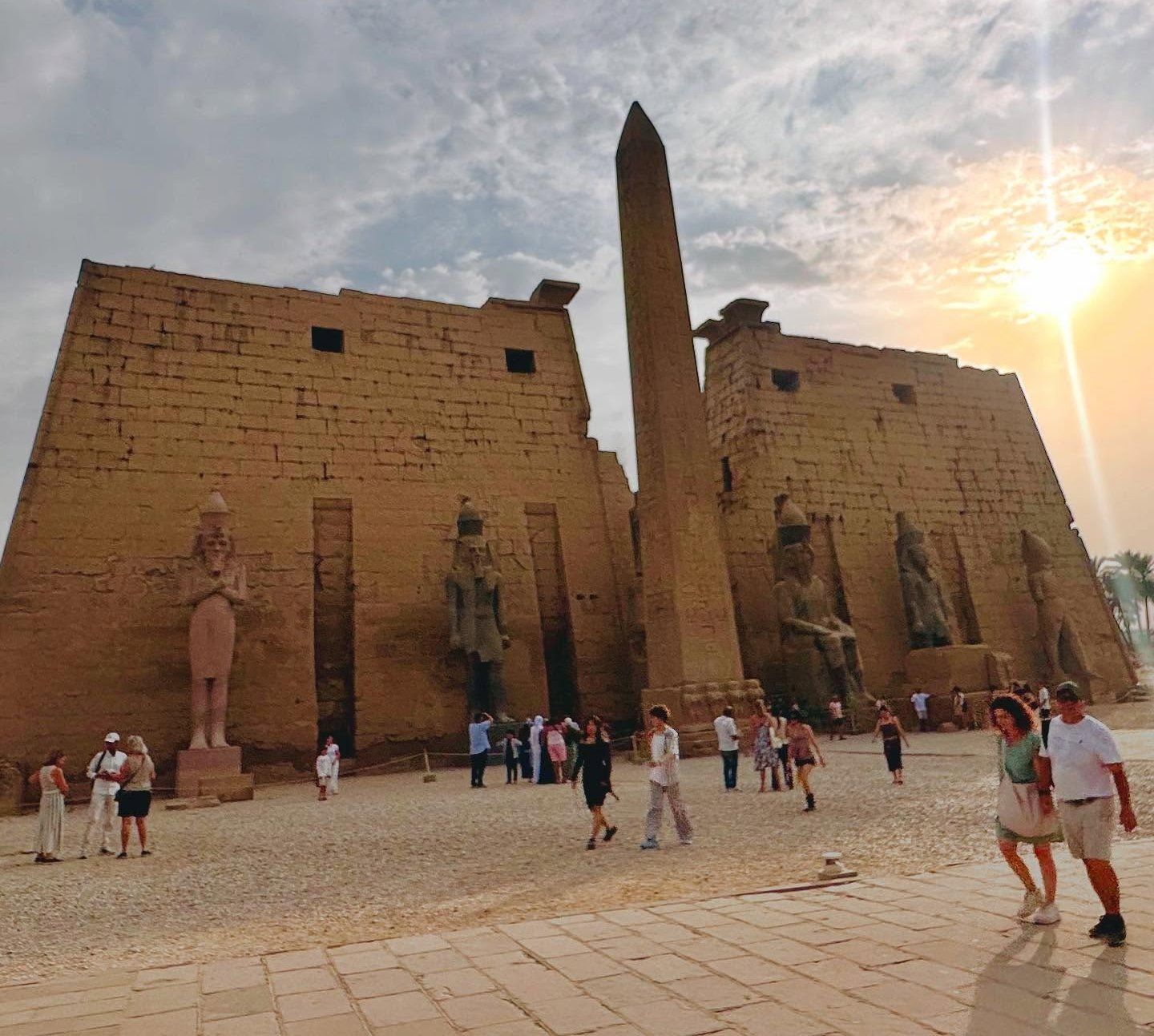 توافد سياحي كبير داخل معبد الأقصر