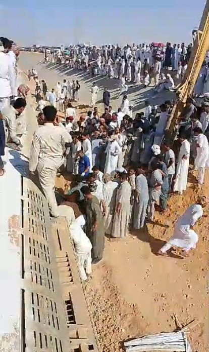 الأهالى يقدمون المساعدات للركاب الأهالى يقدمون المساعدات للركاب