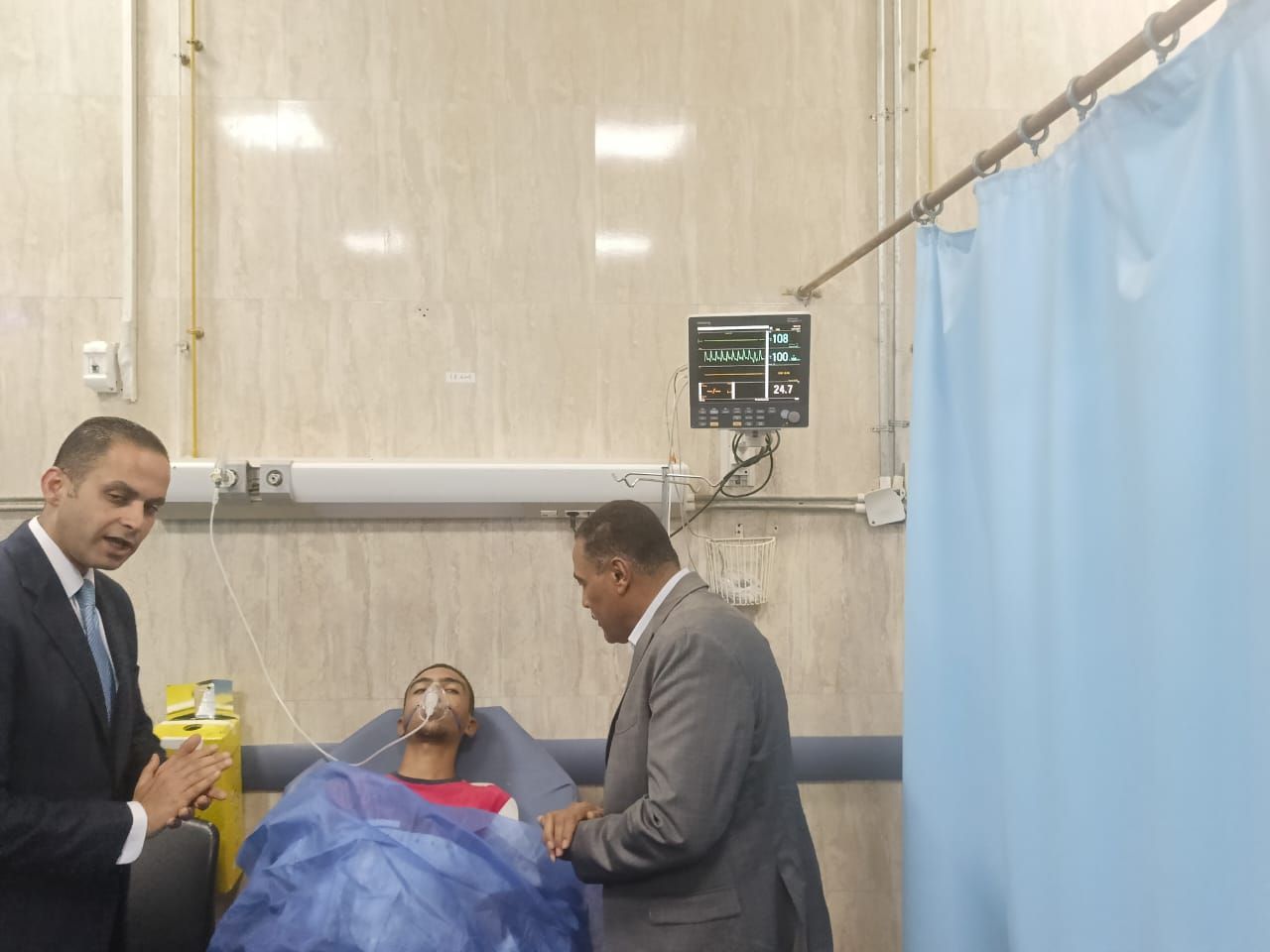 اللواء خالد شعيب يطمئن هلى احد المصابين اللواء خالد شعيب يطمئن هلى احد المصابين