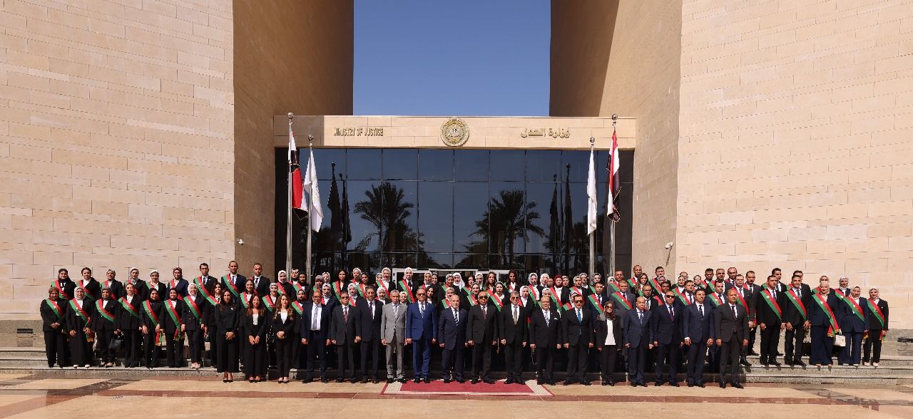 صورة تذكارية مع وزير العدل صورة تذكارية مع وزير العدل