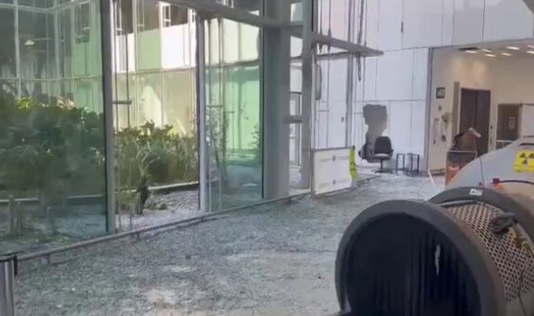 جانب من تحطم المطار جانب من تحطم المطار