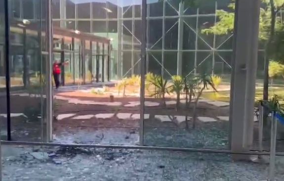 الدمار في مطار رامون الدمار في مطار رامون