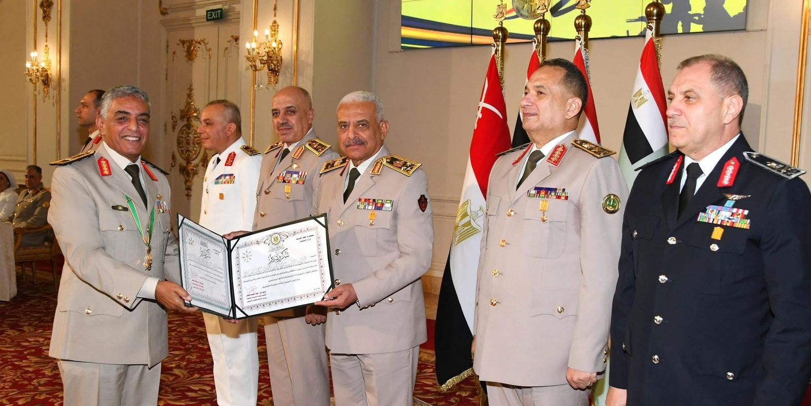 وزير الدفاع يكرم قادة القوات المسلحة الذين أوفوا العطاء بالقوات المسلحة (10) وزير الدفاع يكرم قادة القوات المسلحة الذين أوفوا العطاء بالقوات المسلحة (10)
