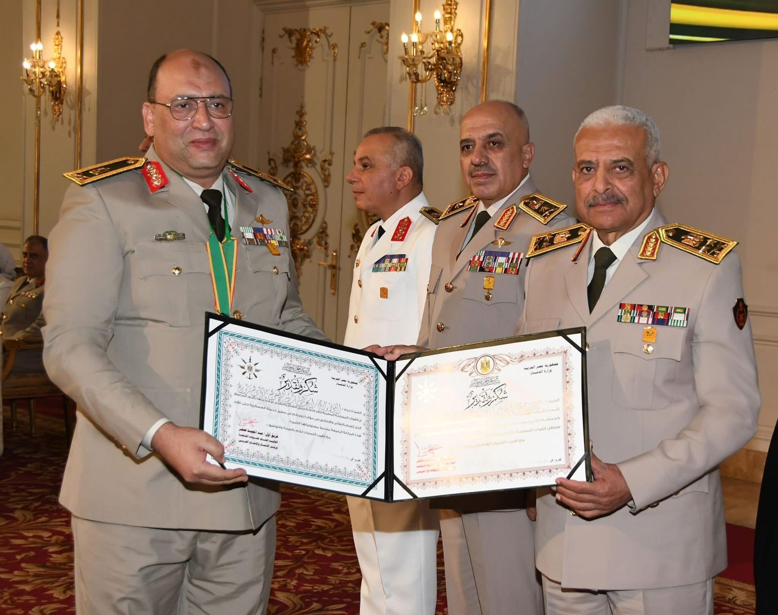 وزير الدفاع يكرم قادة القوات المسلحة الذين أوفوا العطاء بالقوات المسلحة (8) وزير الدفاع يكرم قادة القوات المسلحة الذين أوفوا العطاء بالقوات المسلحة (8)