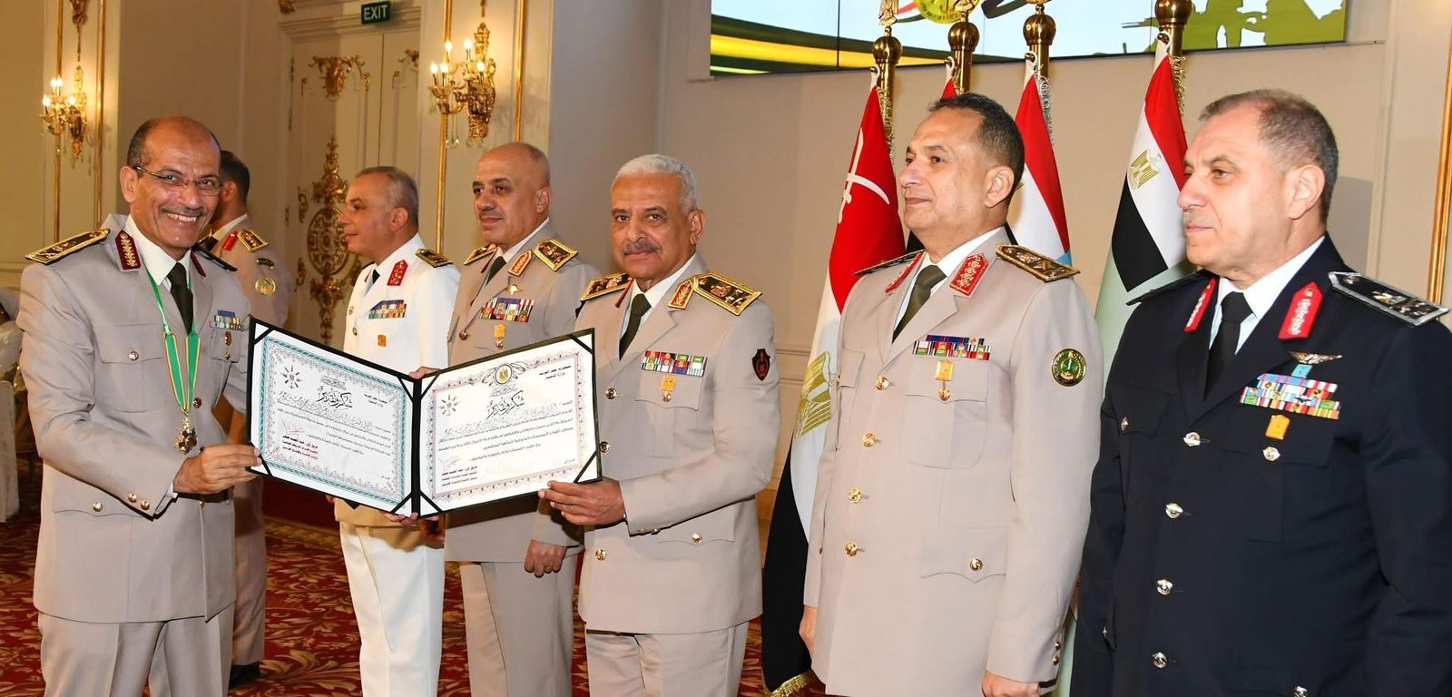 وزير الدفاع يكرم قادة القوات المسلحة الذين أوفوا العطاء بالقوات المسلحة (15) وزير الدفاع يكرم قادة القوات المسلحة الذين أوفوا العطاء بالقوات المسلحة (15)