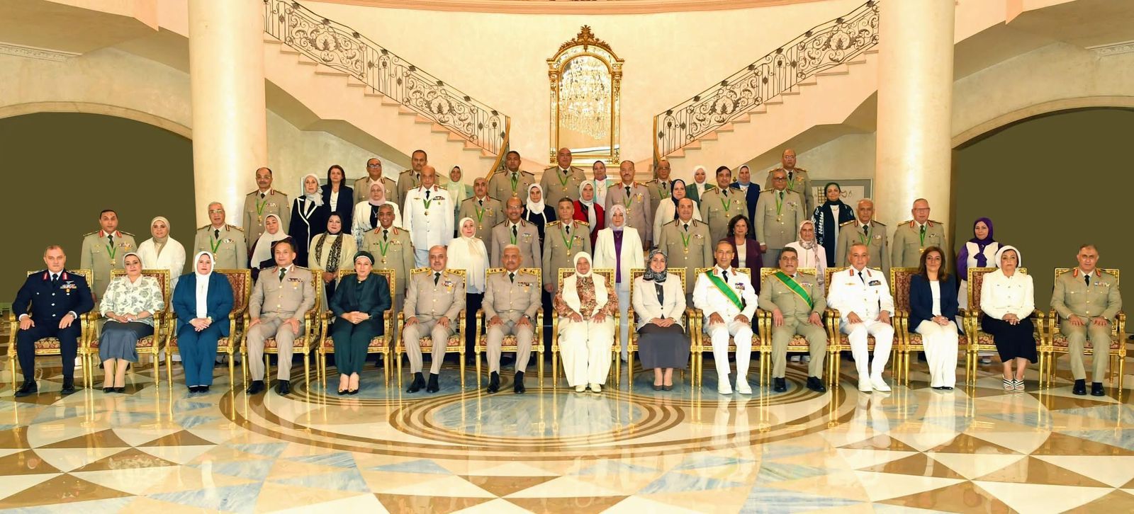 وزير الدفاع يكرم قادة القوات المسلحة الذين أوفوا العطاء بالقوات المسلحة (1) وزير الدفاع يكرم قادة القوات المسلحة الذين أوفوا العطاء بالقوات المسلحة (1)