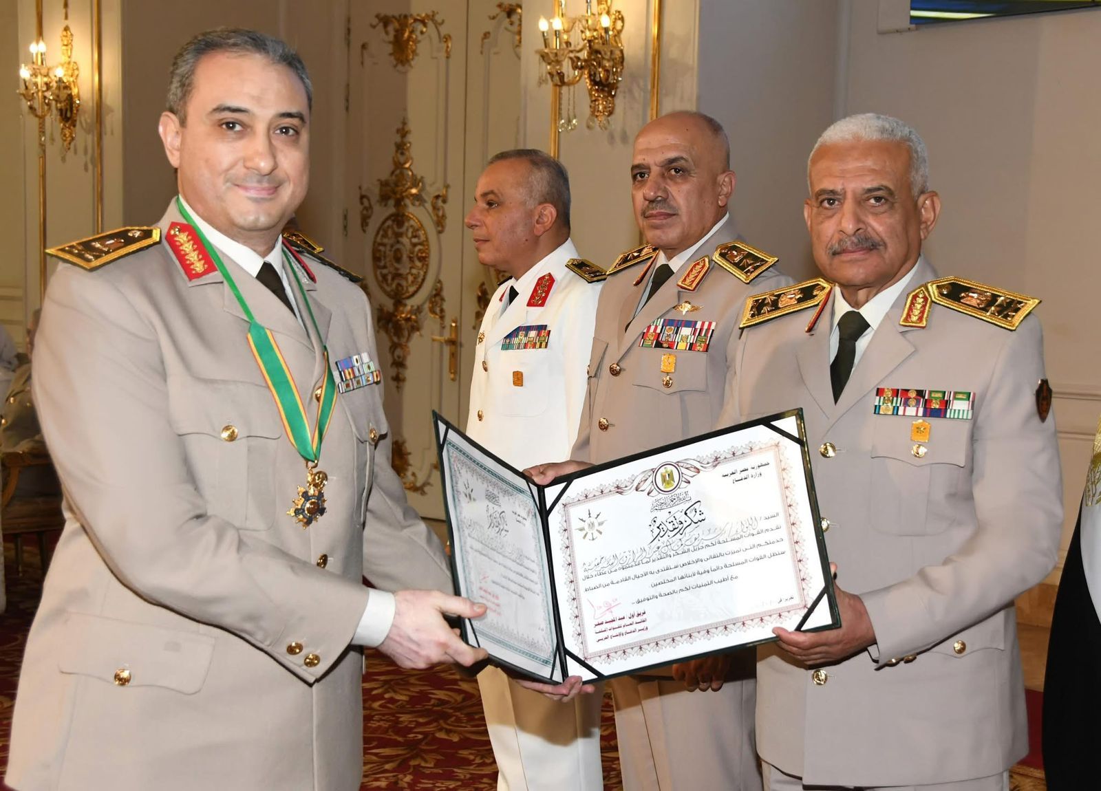 وزير الدفاع يكرم قادة القوات المسلحة الذين أوفوا العطاء بالقوات المسلحة (3) وزير الدفاع يكرم قادة القوات المسلحة الذين أوفوا العطاء بالقوات المسلحة (3)