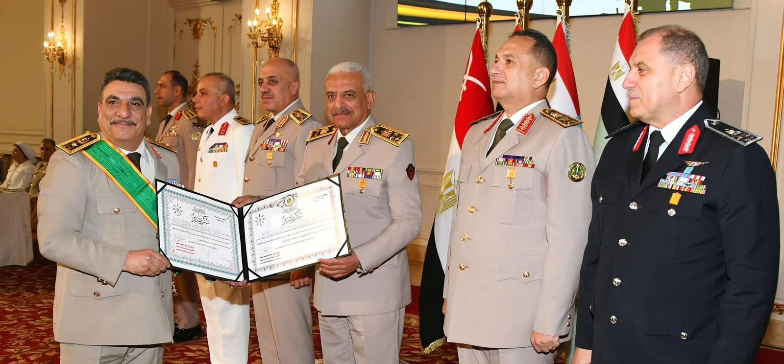وزير الدفاع يكرم قادة القوات المسلحة الذين أوفوا العطاء بالقوات المسلحة (14) وزير الدفاع يكرم قادة القوات المسلحة الذين أوفوا العطاء بالقوات المسلحة (14)