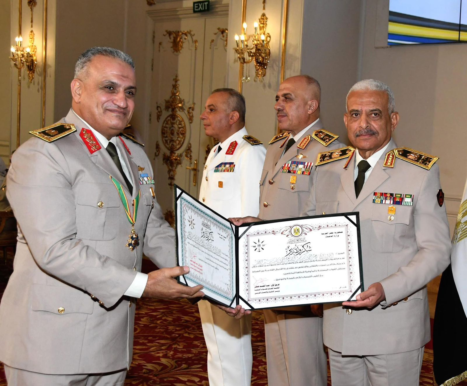 وزير الدفاع يكرم قادة القوات المسلحة الذين أوفوا العطاء بالقوات المسلحة (2) وزير الدفاع يكرم قادة القوات المسلحة الذين أوفوا العطاء بالقوات المسلحة (2)