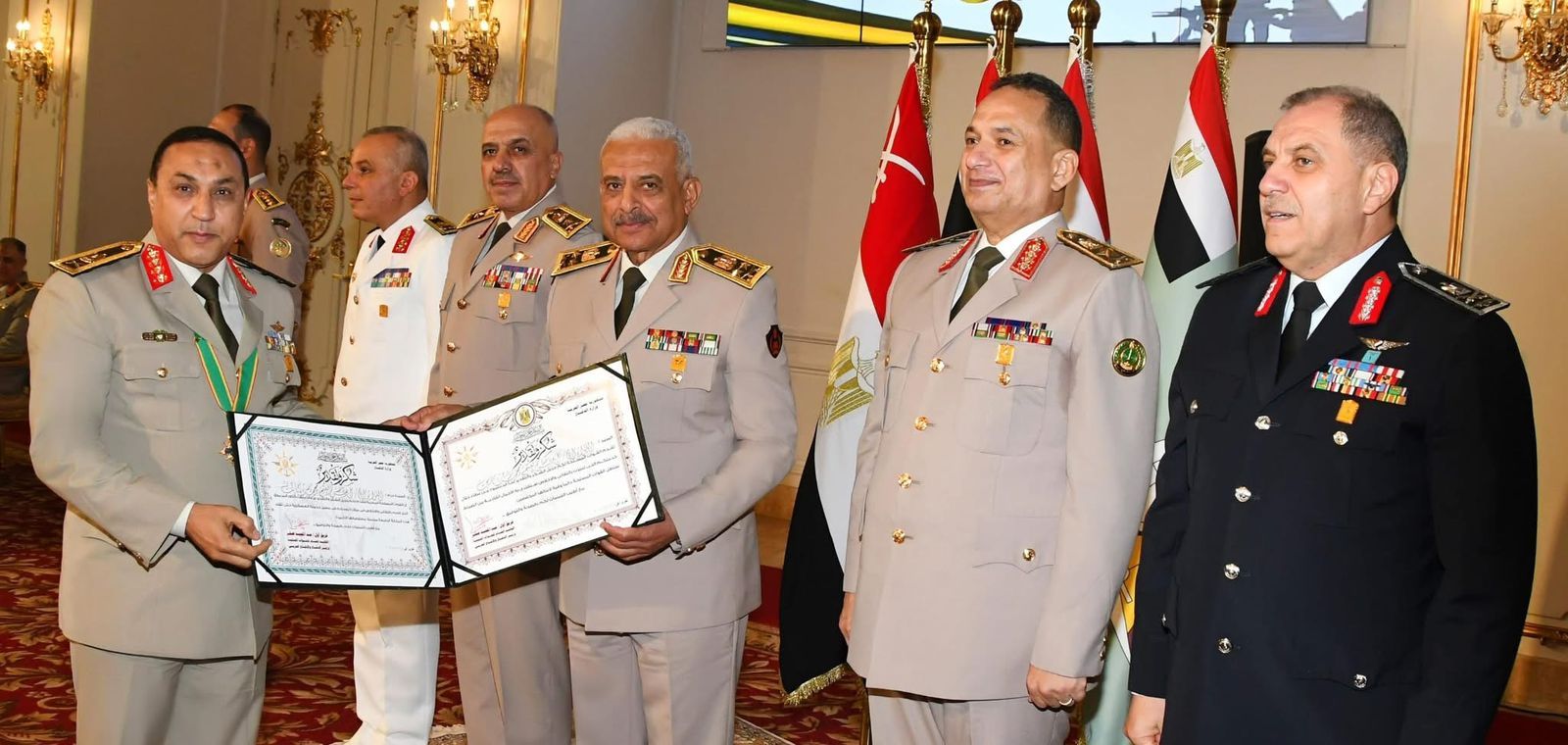 وزير الدفاع يكرم قادة القوات المسلحة الذين أوفوا العطاء بالقوات المسلحة (9) وزير الدفاع يكرم قادة القوات المسلحة الذين أوفوا العطاء بالقوات المسلحة (9)