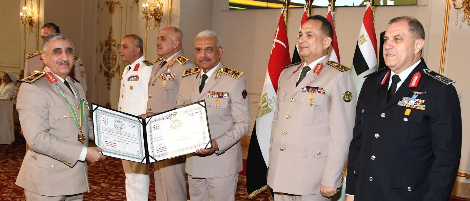 وزير الدفاع يكرم قادة القوات المسلحة الذين أوفوا العطاء بالقوات المسلحة (12) وزير الدفاع يكرم قادة القوات المسلحة الذين أوفوا العطاء بالقوات المسلحة (12)