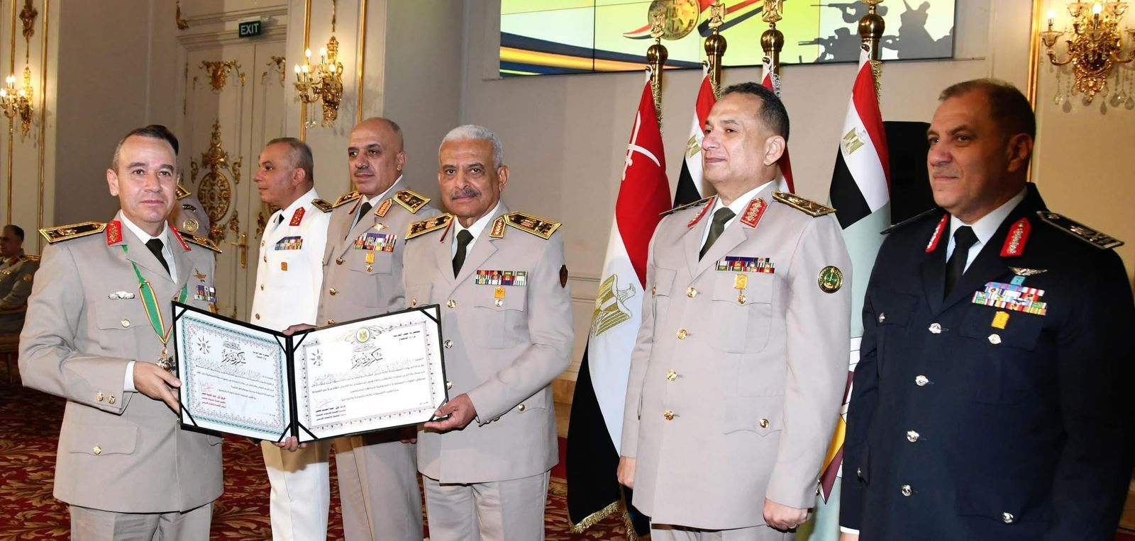 وزير الدفاع يكرم قادة القوات المسلحة الذين أوفوا العطاء بالقوات المسلحة (7) وزير الدفاع يكرم قادة القوات المسلحة الذين أوفوا العطاء بالقوات المسلحة (7)