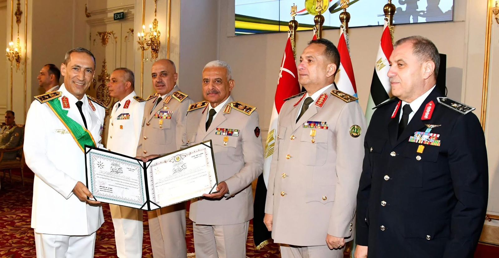 وزير الدفاع يكرم قادة القوات المسلحة الذين أوفوا العطاء بالقوات المسلحة (13) وزير الدفاع يكرم قادة القوات المسلحة الذين أوفوا العطاء بالقوات المسلحة (13)