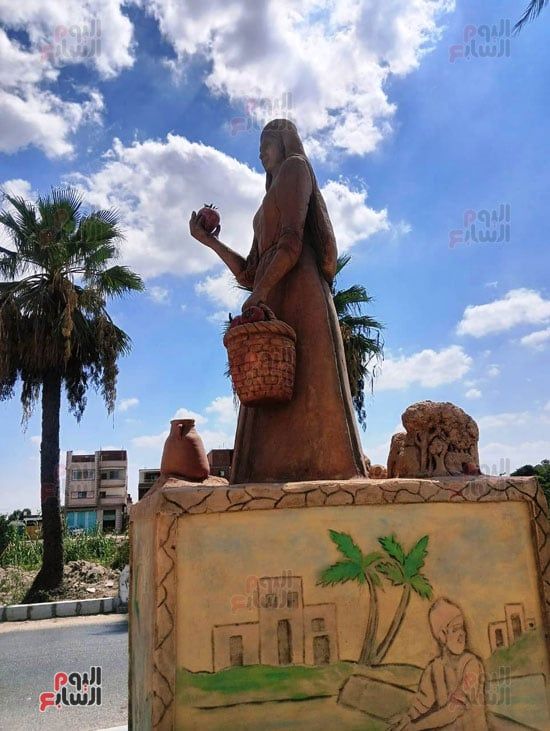 تمثال ملكة الفراولة (1)