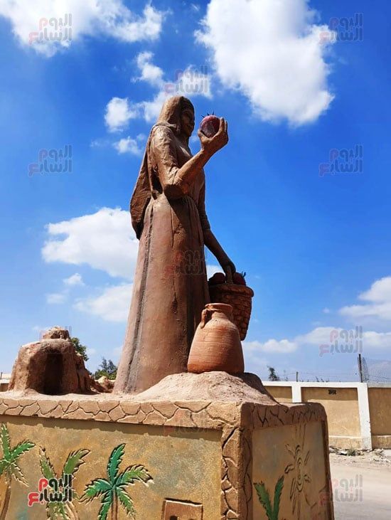 تمثال ملكة الفراولة (3)