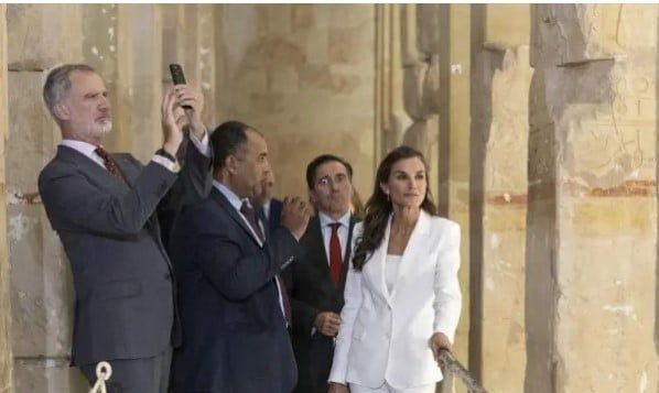 ملك اسبانيا يلتقط صور خلال زياته للاقصر