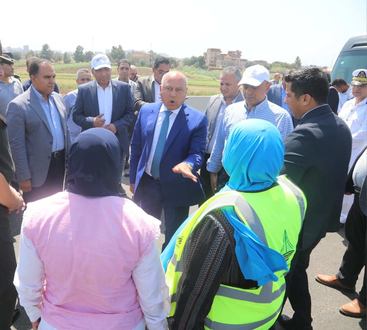 الفريق كامل الوزير مع المواطنين
