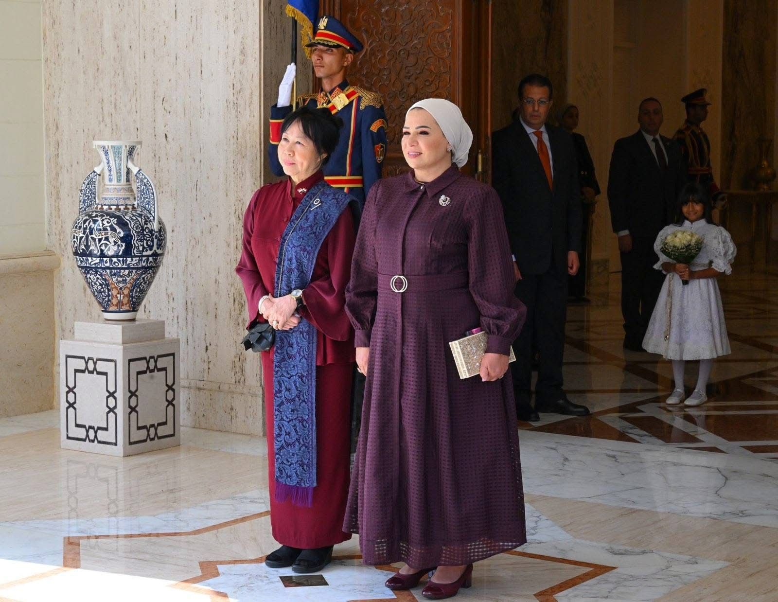 السيدة انتصار السيسي ترحب بقرينة رئيس سنغافورة فى بلدها الثانى مصر (2) السيدة انتصار السيسي ترحب بقرينة رئيس سنغافورة فى بلدها الثانى مصر (2)