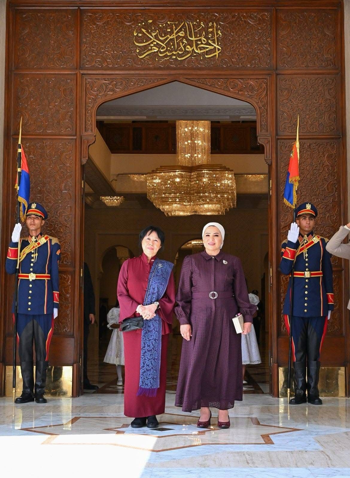 السيدة انتصار السيسي ترحب بقرينة رئيس سنغافورة فى بلدها الثانى مصر (3) السيدة انتصار السيسي ترحب بقرينة رئيس سنغافورة فى بلدها الثانى مصر (3)