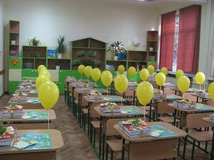 تزيين الكتب بالبلالين قبل استقبال الطلاب تزيين الكتب بالبلالين قبل استقبال الطلاب
