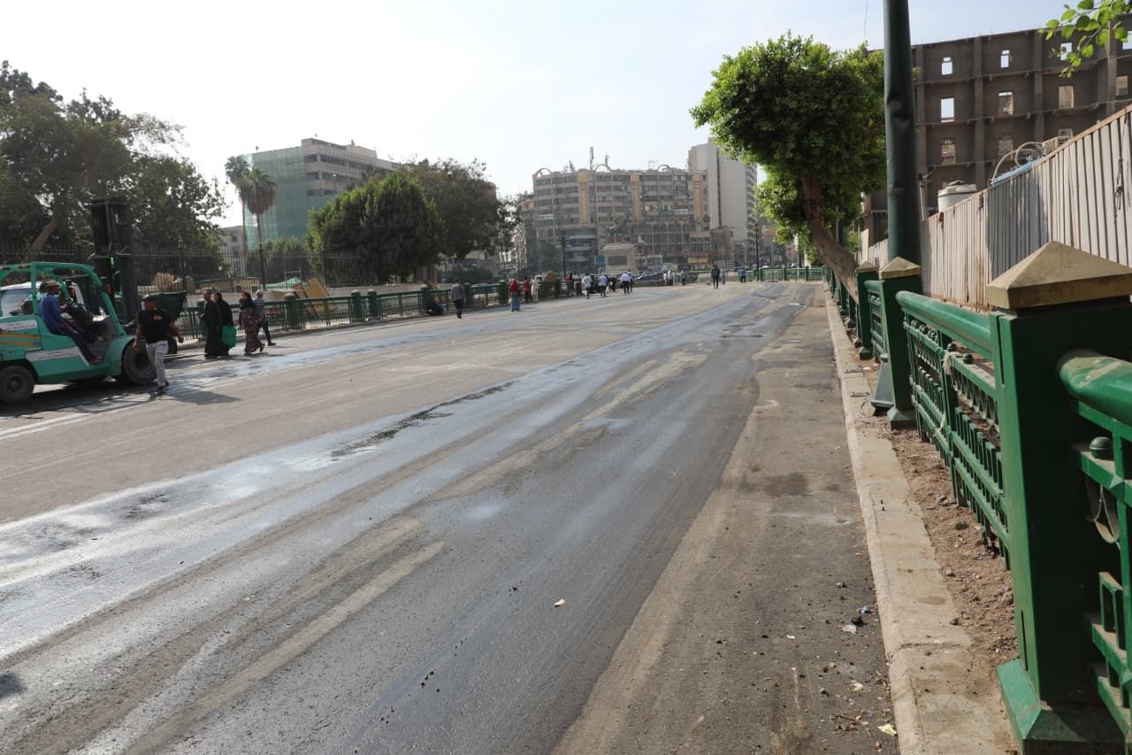 يمر امام حديقة الأزبكية