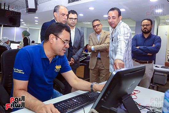 الزميل حسين يوسف رئيس التحرير التنفيذى يشرح دورة العمل بالموقع