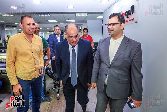 رئيس تحرير الوطن ورئيس مجلس الأدارة يلتقى الزملاء باليوم السابع (2)