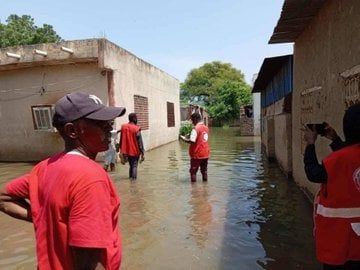 جهود فرق الهلال الأحمر لمساعدة السكان المتضررين من الفيضان بالسودان