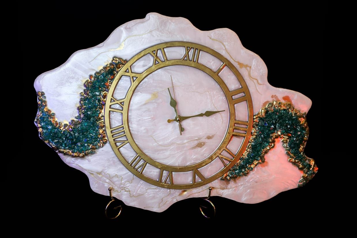 ساعة حائط مصنوعة من الريزن ساعة حائط مصنوعة من الريزن