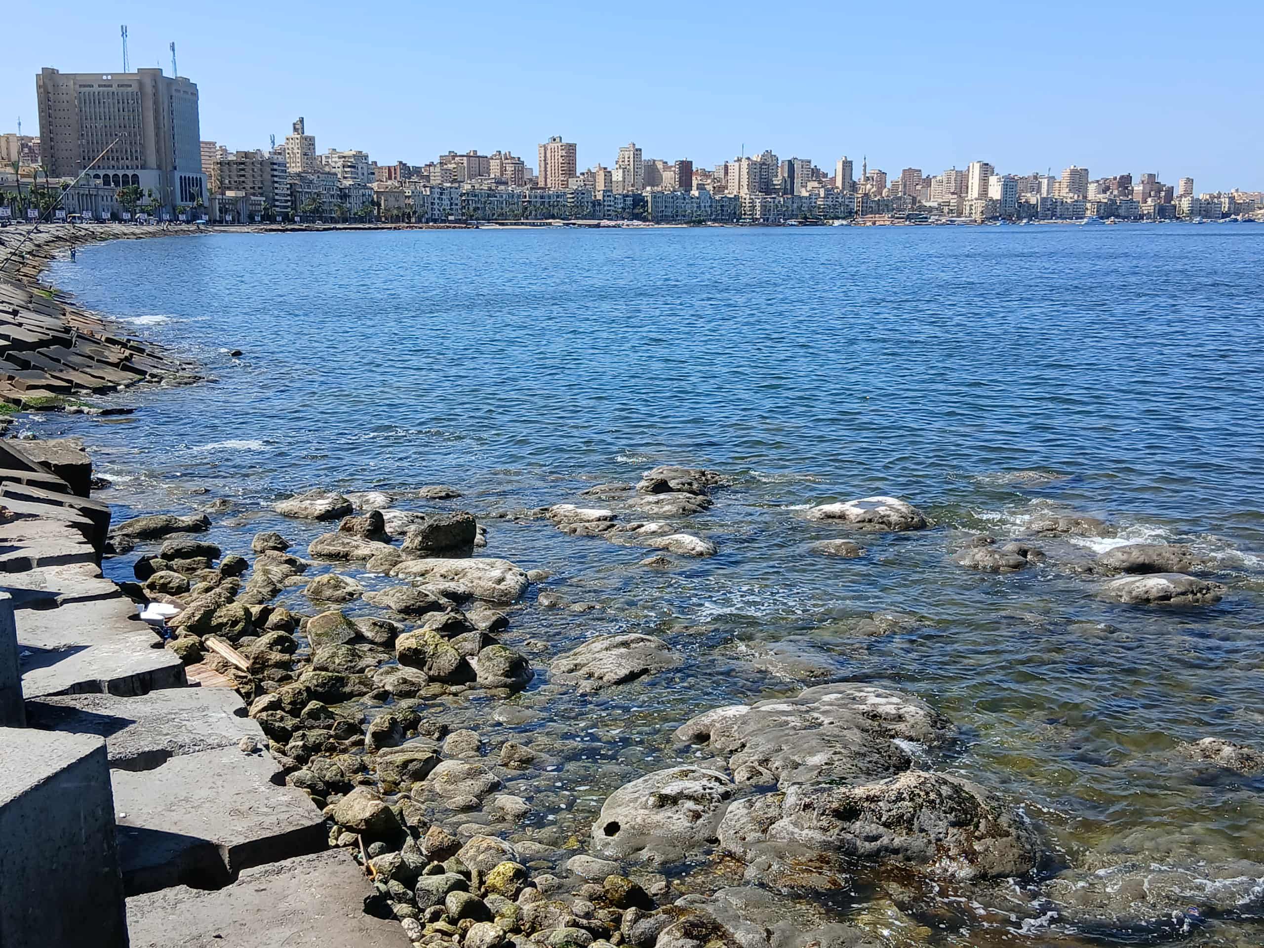 عوامل انحسار البحر في الإسكندرية