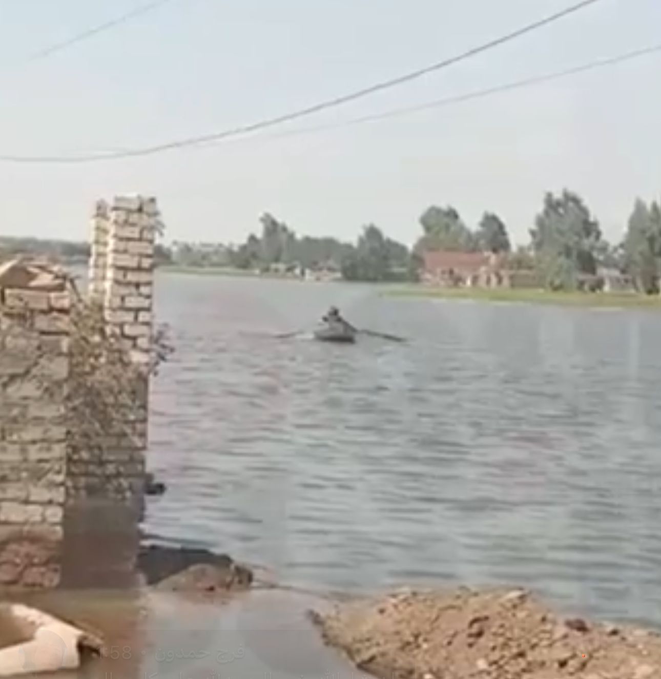 احد المواطنين يساخدم مركب
