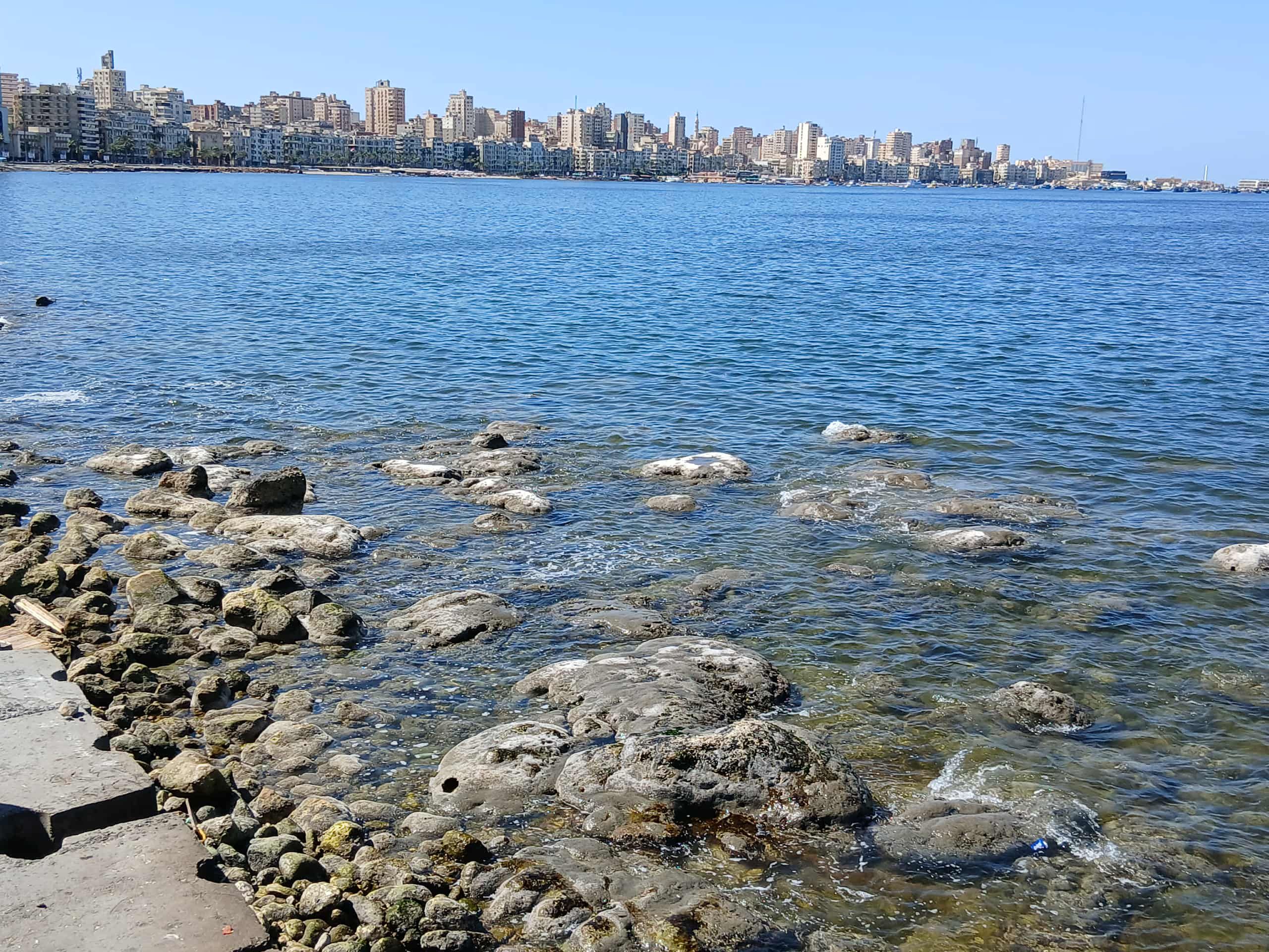 صورة لانحسار البحر في الإسكندرية