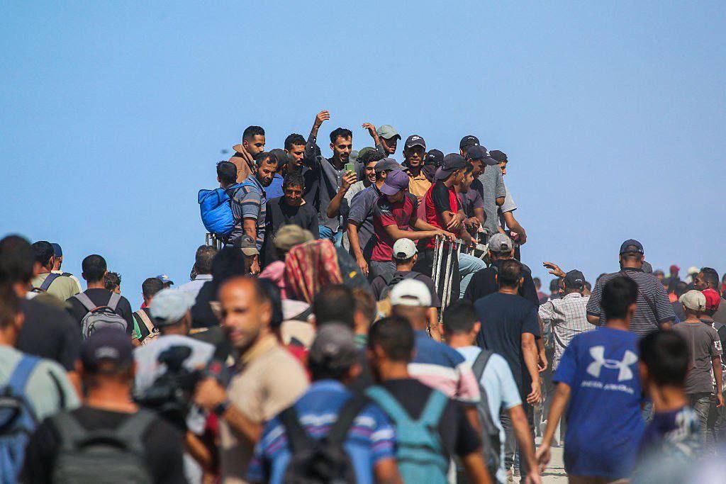فرحة الفلسطينيين بالعودة لمنازلهم فرحة الفلسطينيين بالعودة لمنازلهم
