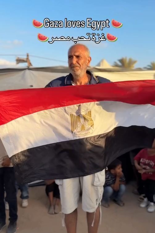 فلسطيني يحمل علم مصر فلسطيني يحمل علم مصر