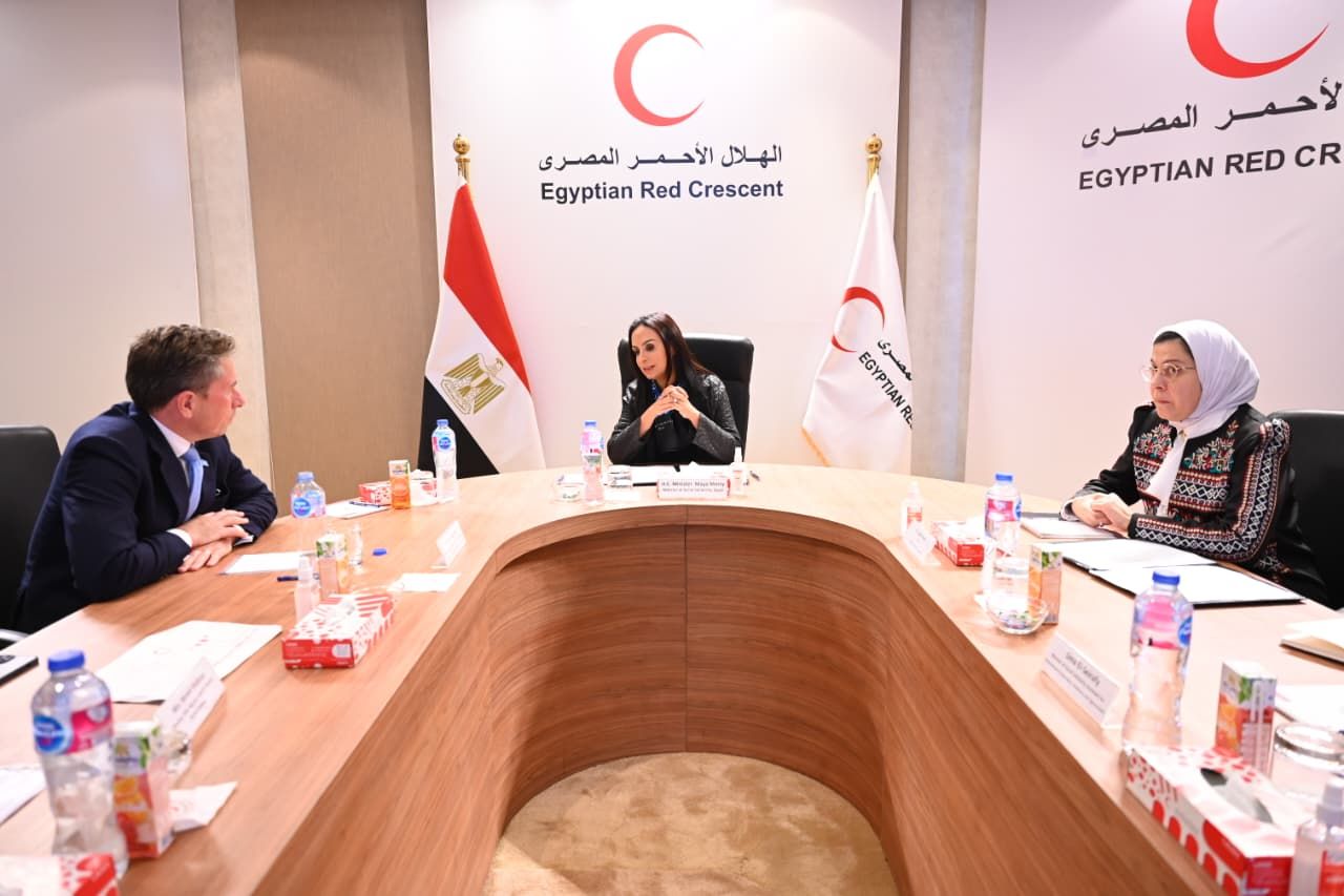 الدكتورة مايا مرسي وزيرة التضامن الاجتماعي تستقبل نائبة رئيس الهلال الأحمر المصري توم فليتشر وكيل الأمين العام للأمم المتحدة للشئون الإنسانية