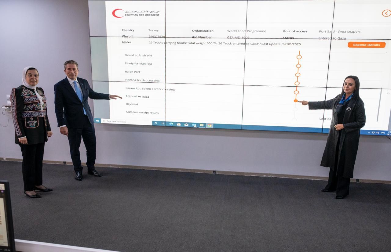 واستعرضت وزيرة التضامن الاجتماعي نائبة رئيس الهلال الأحمر المصري الجهود الإنسانية والإغاثية التي قام بها الهلال الأحمر المصري (3)