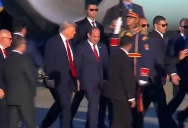 الرئيس السيسى يستقبل ترامب لدى وصوله شرم الشيخ (1) الرئيس السيسى يستقبل ترامب لدى وصوله شرم الشيخ (1)