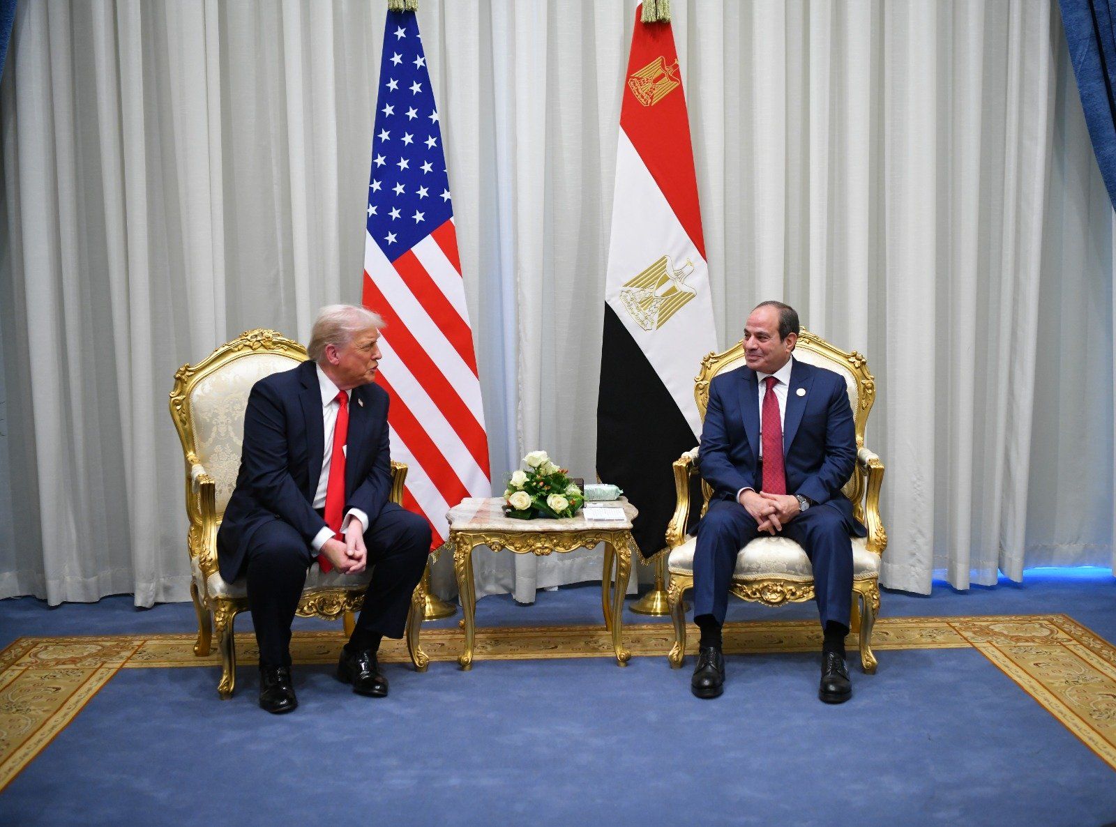 الرئيس السيسي وترامب خلال المباحثات السابقة لقمة شرم الشيخ الرئيس السيسي وترامب خلال المباحثات السابقة لقمة شرم الشيخ