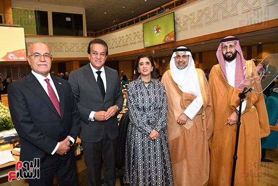 د خالد عبد الغفار مع الدكتورة حنان بلخى والوفد السعودى