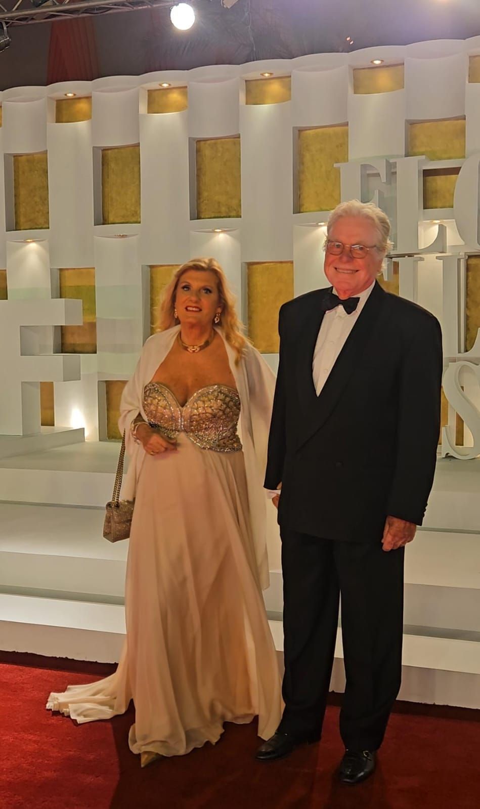 محمود حميدة وابنته وحفيده وحسين غهمي وزوجته في افتتاح مهرجان الجونة (1) محمود حميدة وابنته وحفيده وحسين غهمي وزوجته في افتتاح مهرجان الجونة (1)