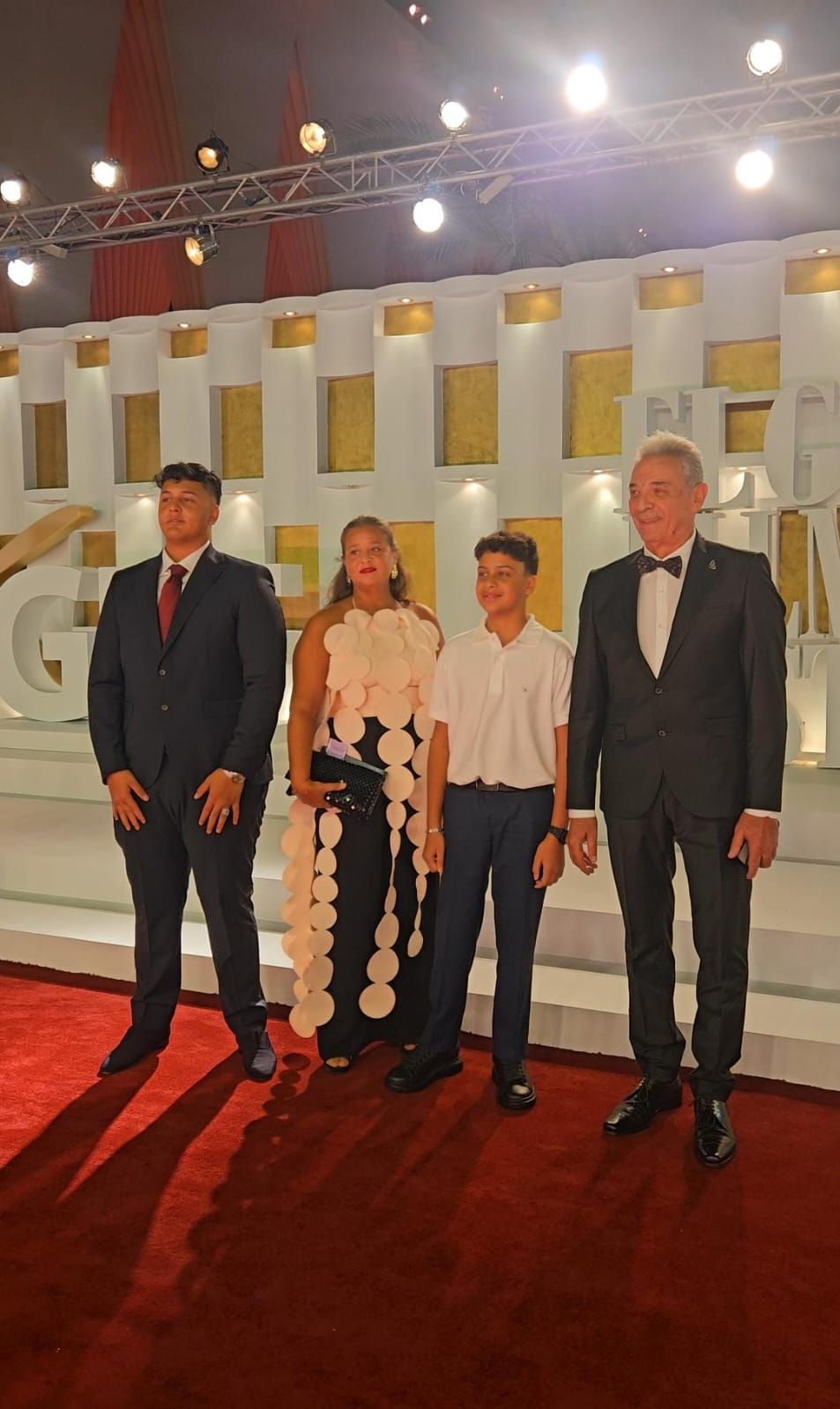 محمود حميدة وابنته وحفيده وحسين غهمي وزوجته في افتتاح مهرجان الجونة (2) محمود حميدة وابنته وحفيده وحسين غهمي وزوجته في افتتاح مهرجان الجونة (2)