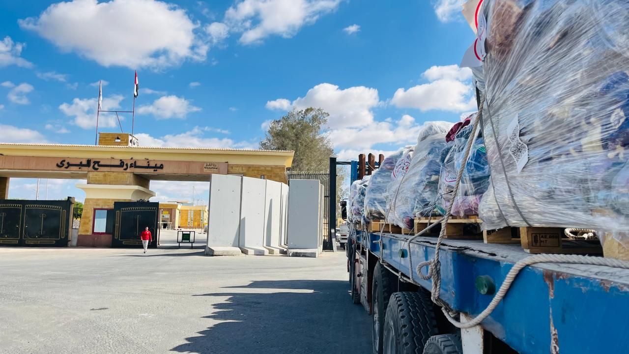 إطلاق قافلة زاد العزة الـ 52 إلى غزة بحمولة 4 الاف طن مساعدات غذائية (1) إطلاق قافلة زاد العزة الـ 52 إلى غزة بحمولة 4 الاف طن مساعدات غذائية (1)