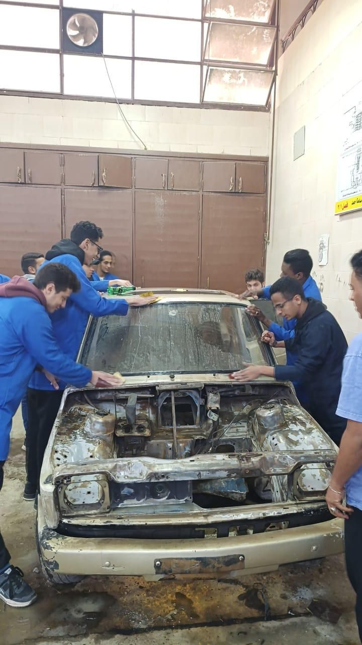 طلاب المدرسة خلال تنفيذ مشروع السيارة طلاب المدرسة خلال تنفيذ مشروع السيارة