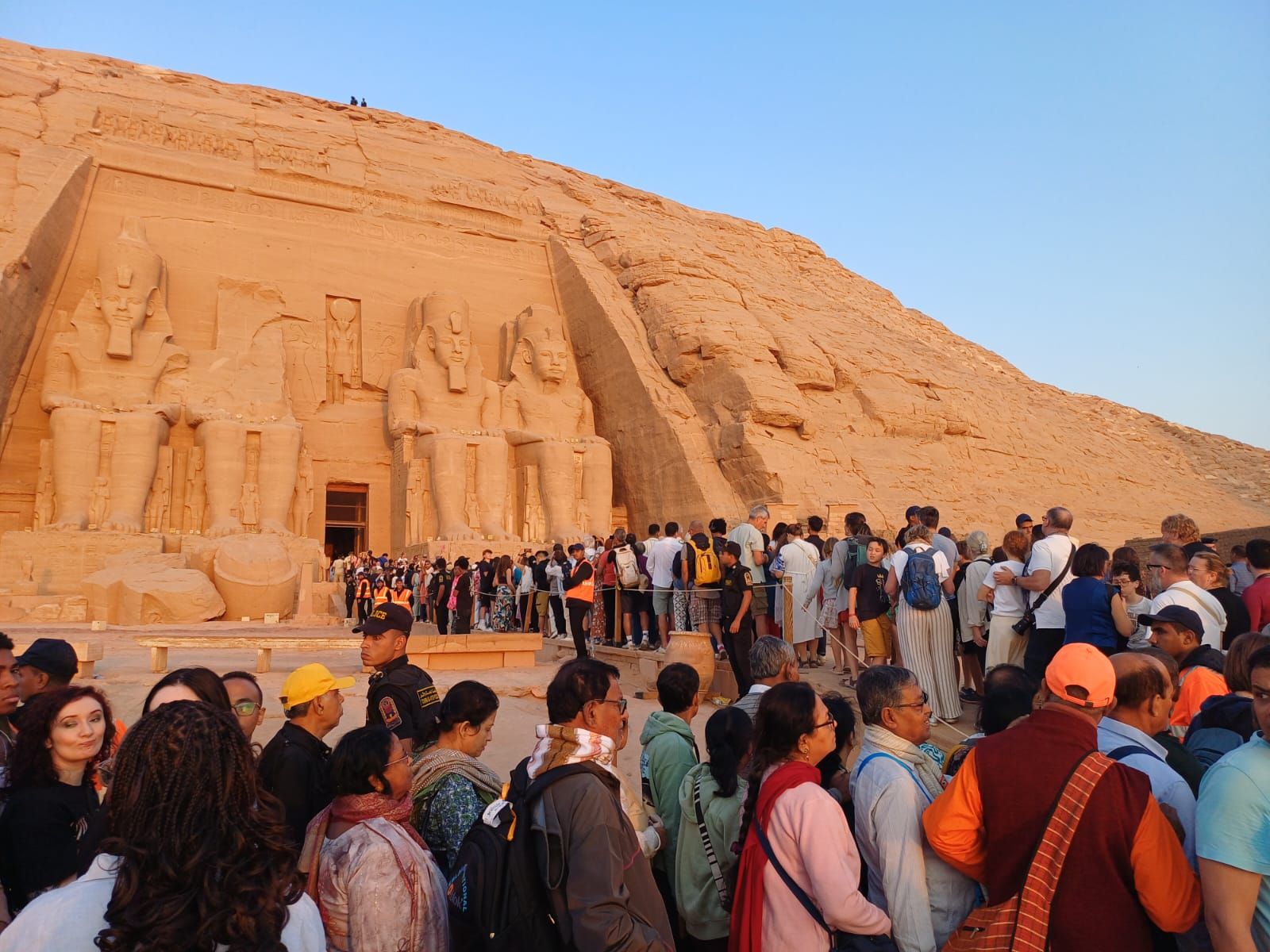 آلاف السائحين يصطفون لمشاهدة تعامد الشمس (3) آلاف السائحين يصطفون لمشاهدة تعامد الشمس (3)