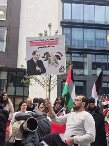 وقفة تأييد للرئيس السيسي أمام المفوضية الأوروبية (4) وقفة تأييد للرئيس السيسي أمام المفوضية الأوروبية (4)